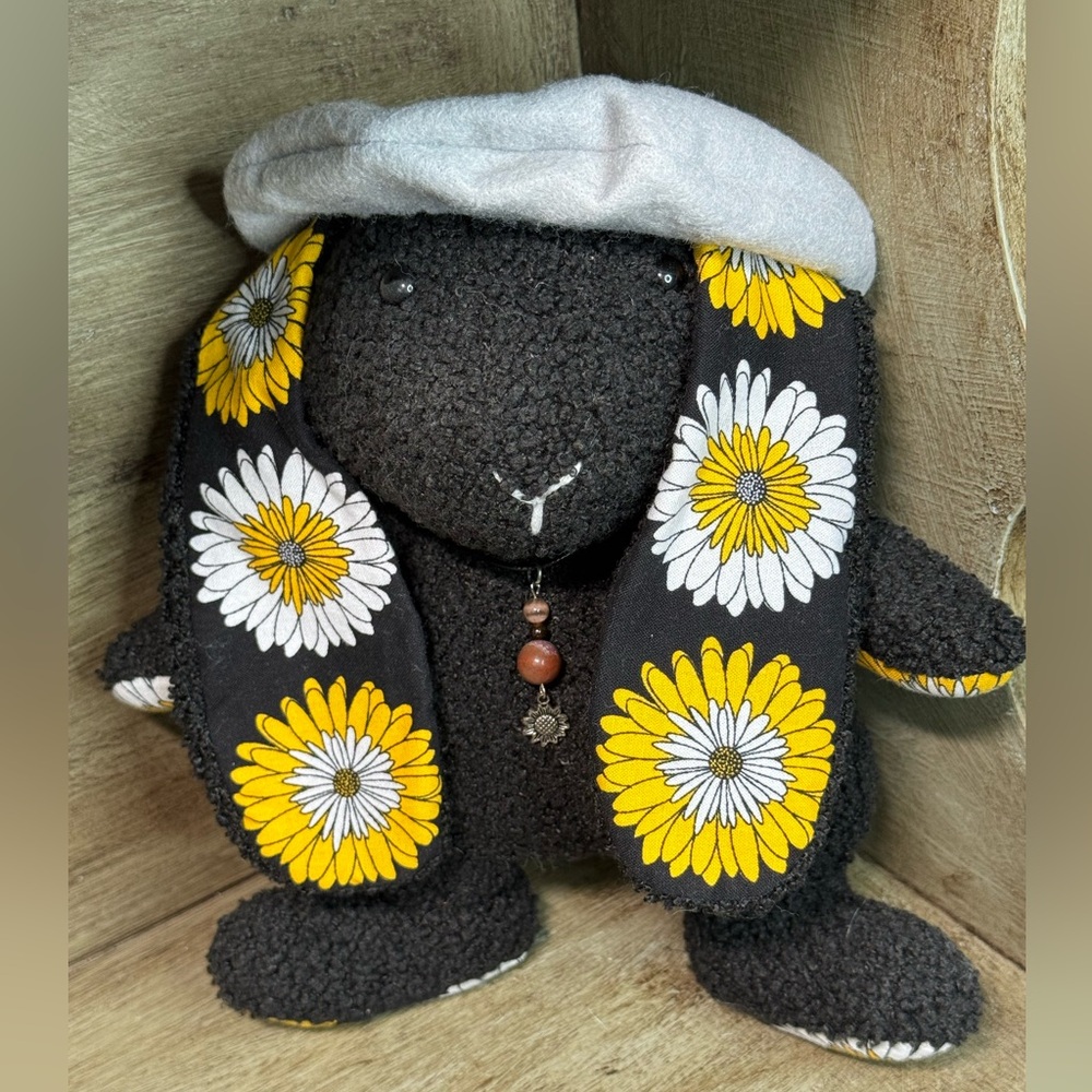 🌼 Handmade Plush Bunny with Daisies & Beret – Sunshine in Bunny Form! 🌼